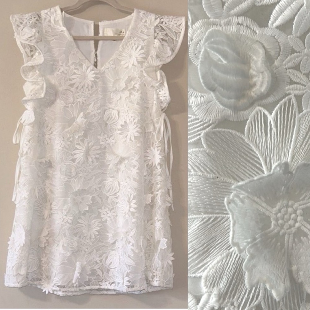 J.O.A. LA White 3D Floral Appliqué Shift Mini Dress Medium V-Neck Flutter Sleeve